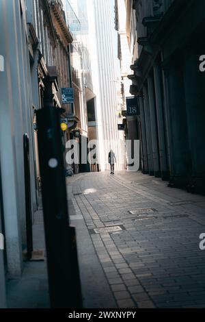 Londra - 27 febbraio 2022 - Street Photography of Woman Walking in Empty Allyway, Londra Regno Unito Foto Stock