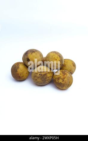 Lansium parasiticum o duku fruit, è un tipo di frutta che appartiene alla tribù delle Meliaceae. Questi frutti tropicali provengono dall'Asia sud-orientale occidentale iso Foto Stock