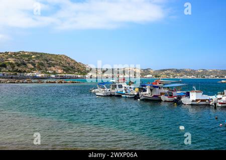 Kos, Grecia - 12 maggio 2023: Colorate barche da pesca ormeggiate nel porto di Kefalos sull'isola di Kos. Grecia Foto Stock