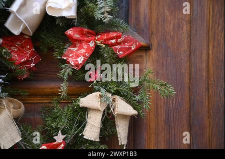 Decorazioni natalizie su un'antica porta in legno a Kaysersberg, in Alsazia, Francia. Foto Stock