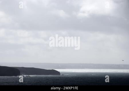 Cieli spettacolari con tempesta in arrivo vicino a Trevose Head, Cornovaglia, luce del sole che si infrangono tra le nuvole Foto Stock