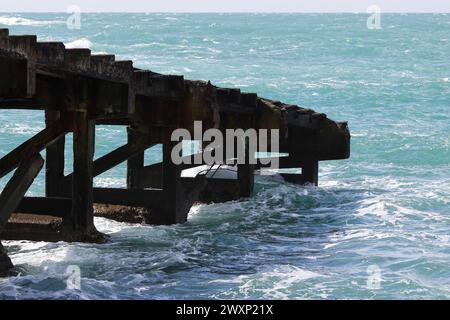 Viste spettacolari vicino a Polpeor Cove, Lizard Point, la costa meridionale della Cornovaglia in una giornata di sole con nuvole che cambiano Foto Stock