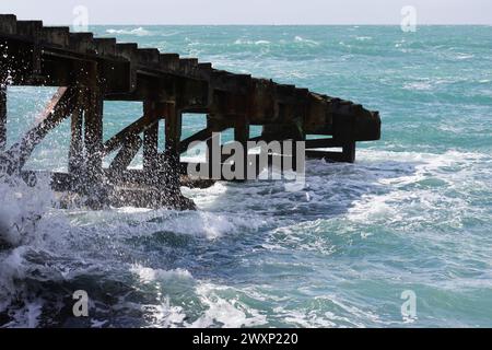 Viste spettacolari vicino a Polpeor Cove, Lizard Point, la costa meridionale della Cornovaglia in una giornata di sole con nuvole che cambiano Foto Stock