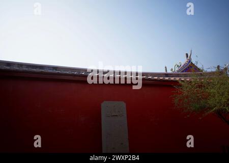 Un muro del Tempio Marziale contro il cielo blu a Tainan, Taiwan Foto Stock