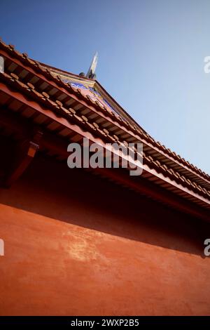 Tempio marziale contro il cielo blu a Tainan, Taiwan Foto Stock