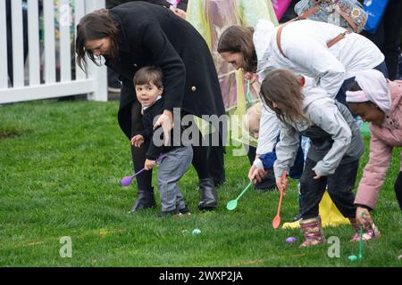 Washington, Vereinigte Staaten. 1 aprile 2024. I bambini partecipano al White House Easter Egg Roll alla Casa Bianca di Washington, DC, 1 aprile 2024. Crediti: Chris Kleponis/CNP/dpa/Alamy Live News Foto Stock