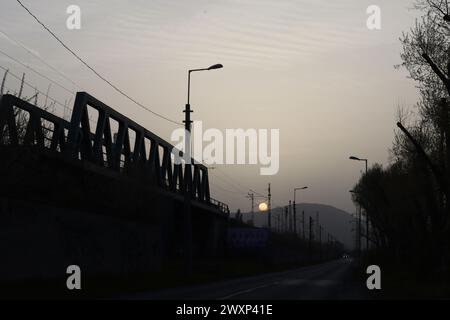 Budapest, Ungheria. 1 aprile 2024. Polveri sahariane pericolosamente alte particelle di aerosol in tutto il paese, la riva del Danubio a Roma è quasi estinta. Crediti: Ilona Barna BIPHOTONEWS/Alamy Live News Foto Stock