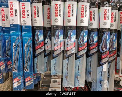 Pacchetti tergicristalli Bosch in un negozio di ferramenta Foto Stock
