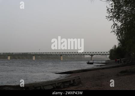 Budapest, Ungheria. 1 aprile 2024. Polveri sahariane pericolosamente alte particelle di aerosol in tutto il paese, la riva del Danubio a Roma è quasi estinta. Crediti: Ilona Barna BIPHOTONEWS/Alamy Live News Foto Stock