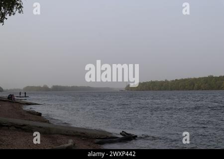 Budapest, Ungheria. 1 aprile 2024. Polveri sahariane pericolosamente alte particelle di aerosol in tutto il paese, la riva del Danubio a Roma è quasi estinta. Crediti: Ilona Barna BIPHOTONEWS/Alamy Live News Foto Stock