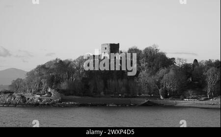 Una vista del castello di Dunollie dall'acqua, Oban, Argyll e Bute, Scozia, Europa nella primavera del 2024 Foto Stock