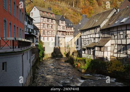 Luogo storico nella parte settentrionale dell'Eifel con vista sulla "Casa Rossa" e sul fiume rur, che scorre attraverso il luogo. Germania, monschau Foto Stock