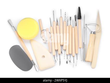 Set di diversi strumenti per la lavorazione dell'argilla isolati su bianco, vista dall'alto Foto Stock