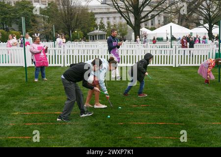 Washington, DC, Stati Uniti. 1 aprile 2024. I bambini partecipano al 2024 White House Easter Egg Roll sul South Lawn della Casa Bianca a Washington DC il 1 aprile 2024. (Foto di Bryan Olin Dozier/NurPhoto) crediti: NurPhoto SRL/Alamy Live News Foto Stock