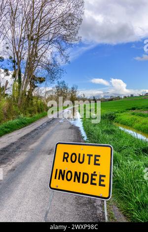Il cartello stradale francese "Route Inondée" avverte i conducenti di auto in caso di inondazioni sulla strada - Francia centrale. Foto Stock