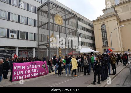 Demonstranten mit Banner Kein Segen für dieses Kirchenimitat während einer Kundgebung gegen die Garnisonkirche anlässlich der Eröffnung der Nagelkreuzkapelle an der Baustelle für den Wiederaufbau des Turms der Garnisonkirche a Potsdam, 1. Aprile 2024. Kundgebung gegen Garnisonkirche Potsdam *** manifestanti con striscione Nessuna benedizione per questa chiesa imitazione durante una manifestazione contro la Chiesa della guarnigione in occasione dell'apertura della Cappella della Croce dei chiodi presso il cantiere per la ricostruzione della torre della Chiesa della guarnigione in Potsdam, 1 aprile 2024 Rally contro la GA Foto Stock