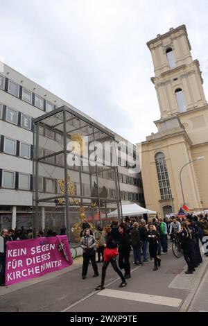 Demonstranten mit Banner Kein Segen für dieses Kirchenimitat während einer Kundgebung gegen die Garnisonkirche anlässlich der Eröffnung der Nagelkreuzkapelle an der Baustelle für den Wiederaufbau des Turms der Garnisonkirche a Potsdam, 1. Aprile 2024. Kundgebung gegen Garnisonkirche Potsdam *** manifestanti con striscione Nessuna benedizione per questa chiesa imitazione durante una manifestazione contro la Chiesa della guarnigione in occasione dell'apertura della Cappella della Croce dei chiodi presso il cantiere per la ricostruzione della torre della Chiesa della guarnigione in Potsdam, 1 aprile 2024 Rally contro la GA Foto Stock