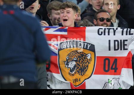 I tifosi di Hull City celebrano il gol di pareggio nella prima metà della partita del Campionato Sky Bet Leeds United vs Hull City a Elland Road, Leeds, Regno Unito, 1 aprile 2024 (foto di James Heaton/News Images) Foto Stock