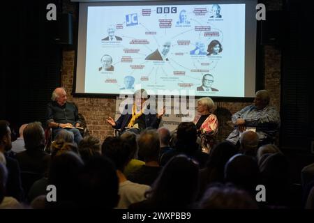Gruppo di discussione della BBC con Alan Rusbridger, Jean Seaton, Patrick Younge, moderato da ed Vulliamy. Tenuto al Frontline Club, Paddington, Londra. Foto Stock