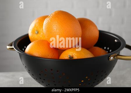 Arance fresche mature in colore nero su sfondo chiaro, primo piano Foto Stock