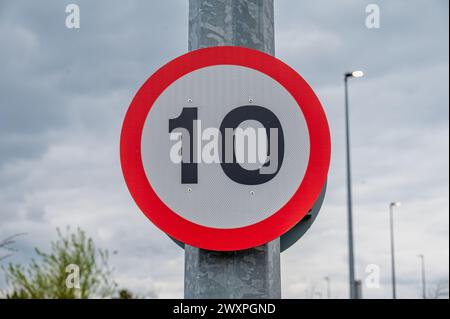 segnale del limite di velocità di 10 mph nel centro città Foto Stock