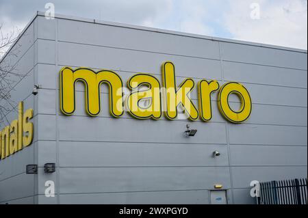 LONDRA, Regno Unito - MARZO 31 2024: Cartello Makro all'ingrosso sul lato di un edificio Foto Stock