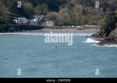 Vista della spiaggia di North Sands, presa dal Coastal Path a East Portlemouth, con marea quasi completamente in alto e gente sulla sabbia rimanente. Foto Stock