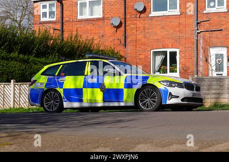 Un veicolo fisso della polizia del West Yorkshire Police Force ha parcheggiato su Wakefield Road a Swilllington mentre faceva delle indagini. Foto Stock