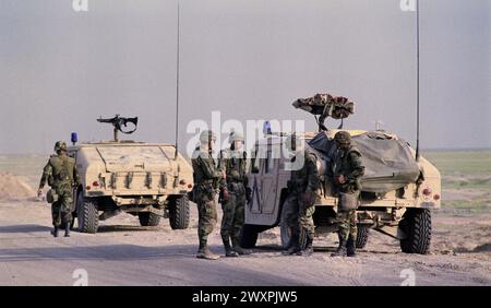 Prima guerra del Golfo: 26 marzo 1991 polizia militare dell'esercito degli Stati Uniti presso l'ultimo posto di blocco americano, 8 km a sud di Nasiriyah nell'Iraq meridionale. Foto Stock