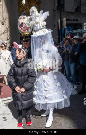 La sfilata di Pasqua sulla Fifth Avenue attira migliaia di persone vestite in costume per celebrare Pasqua, 2024, New York City, USA Foto Stock