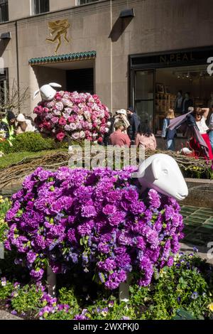 La mostra pasquale al Rockefeller Center ha caratterizzato decorazioni floreali di agnello nei Channel Gardens, 2024, New York City, USA Foto Stock