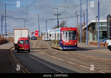 Midland Metro Ansaldo T69 tram 14 che corre lungo Bilston Road, Wolverhampton Foto Stock