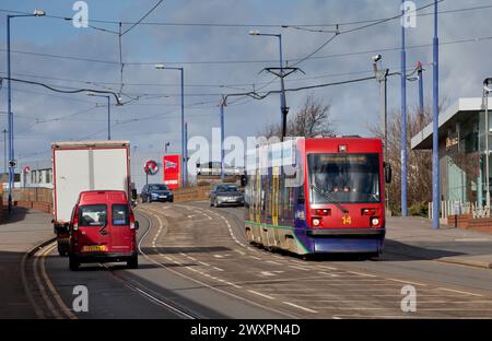 Midland Metro Ansaldo T69 tram 14 che corre lungo Bilston Road, Wolverhampton Foto Stock