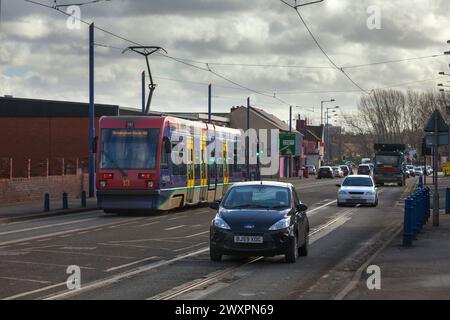 Midland Metro Ansaldo T69 tram 13 che corre lungo Bilston Road, Wolverhampton Foto Stock