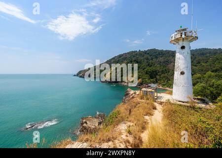 Vista panoramica di un faro su una scogliera del Parco Nazionale di Mu Ko Lanta a Koh Lanta, Thailandia, in una giornata di sole. Foto Stock