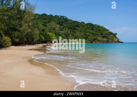 Poche persone nella splendida spiaggia del Parco Nazionale di Mu Ko Lanta a Koh Lanta, Thailandia, in una giornata di sole. Foto Stock