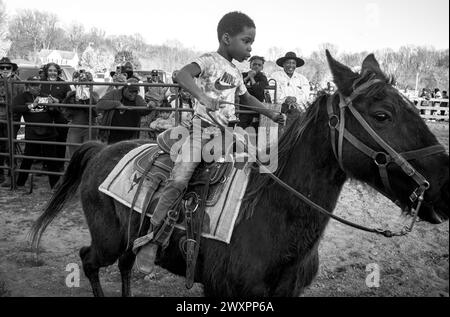 Brandywine, Maryland, Stati Uniti. 16 marzo 2024. I Black Cowboys e le Cowgirls partecipano alla festa annuale di compleanno di "King" George Maxfield sabato 15 marzo 2024 a Brandywine, Maryland. Mayfield, noto anche come Max Diesel, ha avuto oltre 300 ospiti per il suo percorso annuale, frittura di pesce, un bon fire di 15 piedi, giochi, danza e 50/50. (Immagine di credito: © Brian Branch Price/ZUMA Press Wire) SOLO PER USO EDITORIALE! Non per USO commerciale! Foto Stock