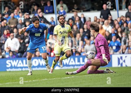 Birmingham, Regno Unito. 1 aprile 2024. St Andrew's Stadium St Andrew's Stadium, centrocampista del Birmingham City Paik Seung-ho (13) portiere del Preston North End Freddie Woodman (1) durante l'EFL Sky Bet Championship match tra Birmingham City e Preston North End al St Andrew's Stadium di Birmingham, Inghilterra, il 1° aprile 2024. (Andy Shaw/SPP) (Andy Shaw/SPP) credito: SPP Sport Press Photo. /Alamy Live News Foto Stock