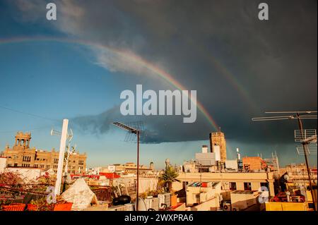 Barcellona, Spagna. 1 aprile 2024. 1° aprile 2024, Barcellona, Spagna: Un arcobaleno si forma sui tetti della città vecchia di Barcellona dopo una breve tempesta. Crediti: Jordi Boixareu/Alamy Live News Foto Stock