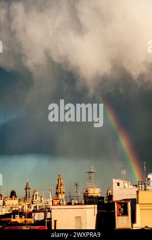 Barcellona, Spagna. 1 aprile 2024. 1° aprile 2024, Barcellona, Spagna: Un arcobaleno si forma sui tetti della città vecchia di Barcellona dopo una breve tempesta. Crediti: Jordi Boixareu/Alamy Live News Foto Stock