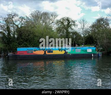 Una barca sul canale a Cambridge Foto Stock