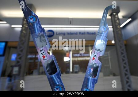 New York, Stati Uniti. 1 aprile 2024. Gli occhiali per eclissi solari gratuiti sono disponibili presso la biglietteria MTA Long Island Rail Road all'interno della Moynihan Train Hall, New York, New York, 1° aprile 2024. L'eclissi solare è prevista per l'8 aprile 2024. (Foto di Anthony Behar/Sipa USA) credito: SIPA USA/Alamy Live News Foto Stock