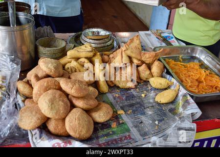 Spuntini indiani Namkeen tradizionali e frittura Samosas su cibo e mercati di strada Foto Stock