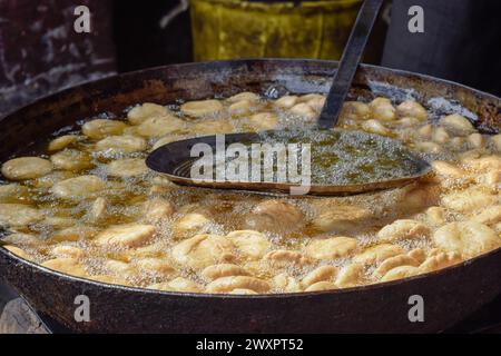 Spuntini indiani Namkeen tradizionali e frittura Samosas su cibo e mercati di strada Foto Stock