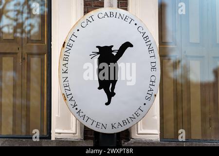 Amsterdam, Paesi Bassi, 01.04.2024, insegna e logo del Gabinetto dei gatti, un museo d'arte che raffigura i gatti situato sul canale Herengracht Foto Stock