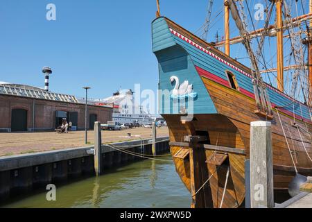 La replica della nave da spedizione dell'esploratore Willem Barentsz Witte Swaen nel porto di Harlingen. Durante il viaggio nel 1596 rimase bloccato su Nova Zembla Foto Stock