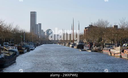 Vista del centro della Frisia di Leeuwarden nei Paesi Bassi dall'Emmakade in inverno sotto un cielo blu. Foto Stock