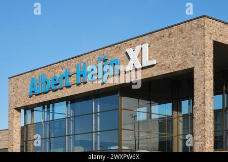 Cartello Albert Heijn XL sul negozio. Albert Heijn è la più grande catena di supermercati dei Paesi Bassi e ha filiali anche in Belgio. Foto Stock