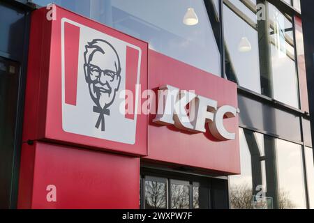 Logo KFC su un ristorante a Leeuwarden. KFC è una catena di fast food che vende prodotti a base di pollo. La KFC Corporation ha sede nel Kentucky, nello Stato Uniti Foto Stock