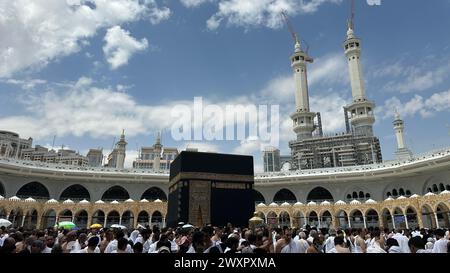 Mecca Arabia Saudita - marzo 28 2024: Moschea al Kaaba di al Haram - pellegrini musulmani eseguono hajj e umra in Mecca Foto Stock